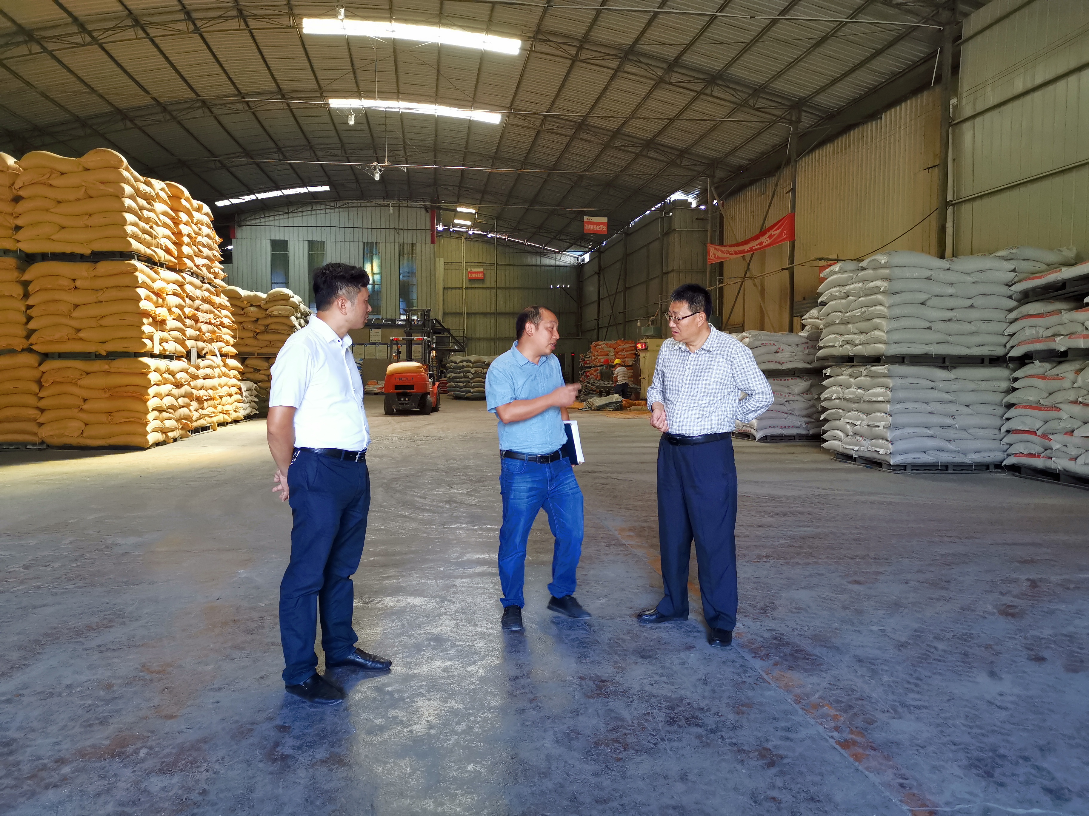 热烈欢迎中国著名牛、兔饲料专家莅临公司指导工作